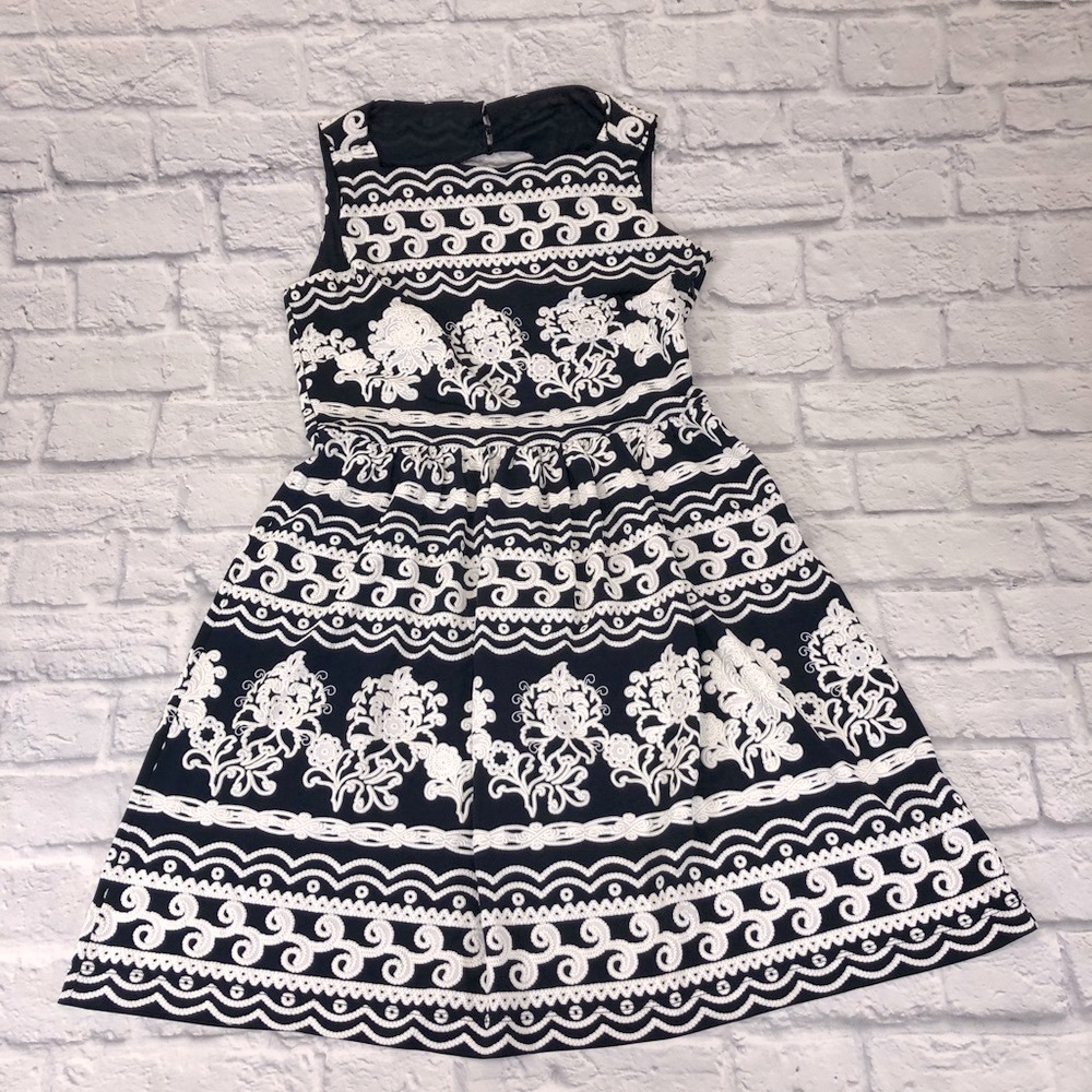 Beige by eci sleeveless embroidered dress Size 8 White & Navy Blue ALine